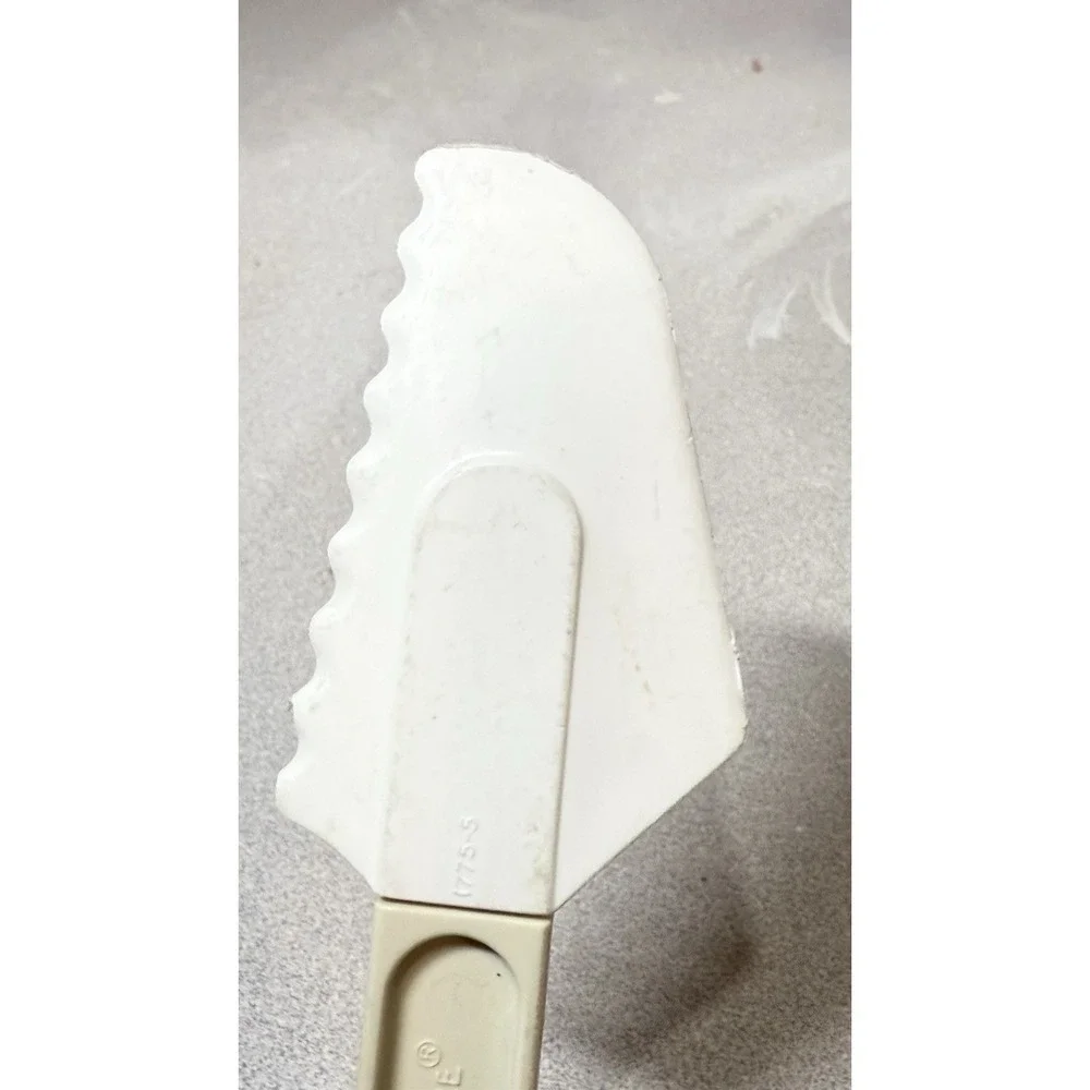 Tupperware Serrated Spreader‎ Spatula 10